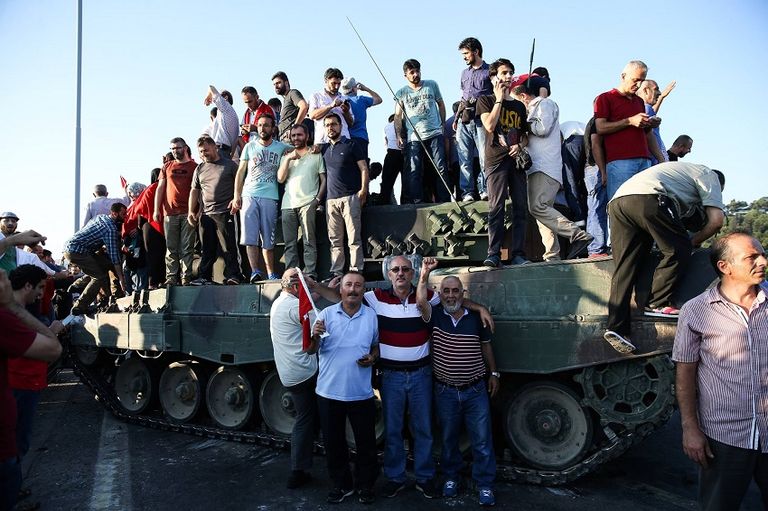 أتراك يعتلون دبابة بعد فشل الانقلاب