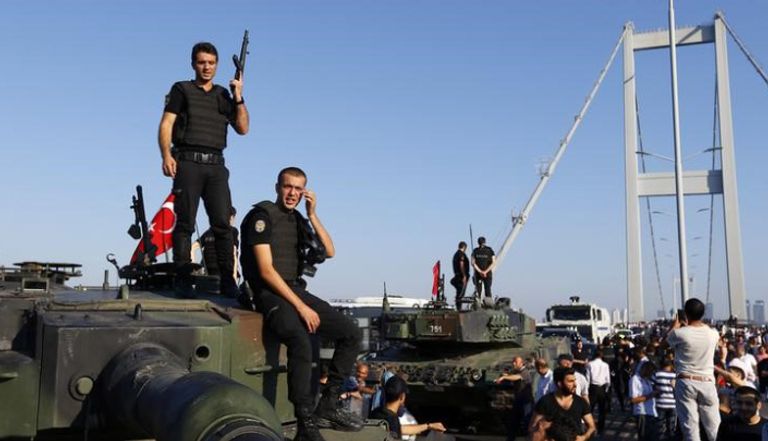 رجال من الشرطة يحرسون دبابات استخدمت في محاولة الانقلاب في اسطنبول 