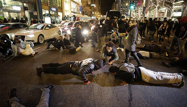  مظاهرات في شيكاغو احتجاجا على مقتل الشاب الأسود برصاص شرطي 
