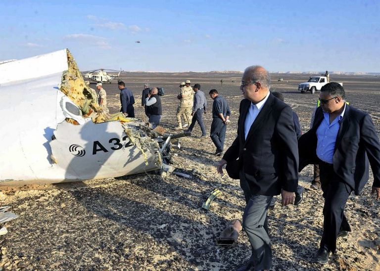 رئيس الوزراء المصري بموقع تحطم الطائرة المنكوبة