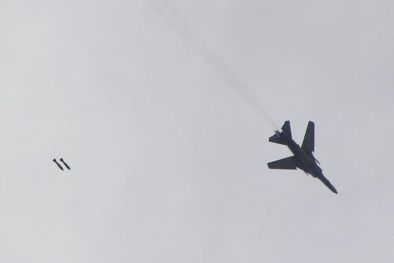 طائرة حربية سورية أثناء تنفيذ غارة جوية