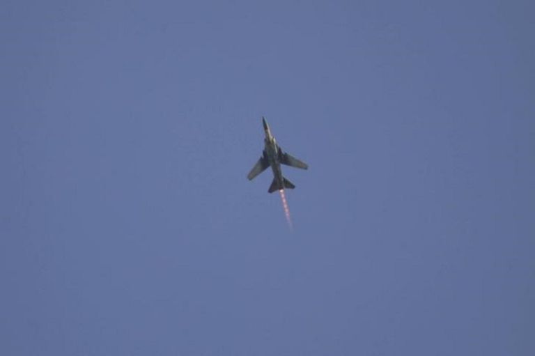 طائرة حربية تابعة للجيش السوري تحلق فوق إدلب (رويترز)