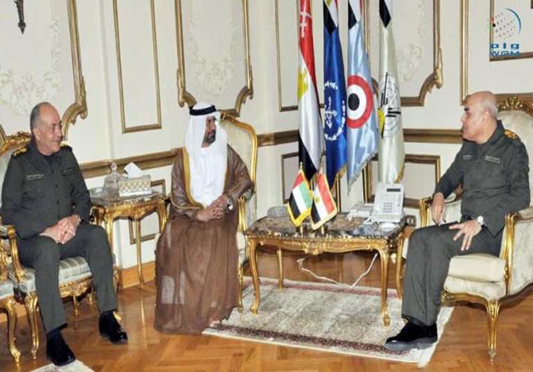 وزير الدفاع المصري يستقبل سفير الإمارات في مصر محمد بن نخيرة الظاهري