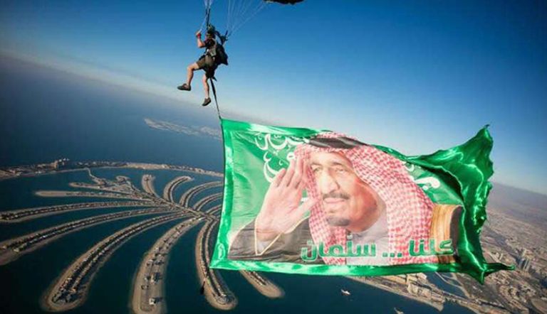 المظلي السعودي يقفز وفي يده صورة الملك