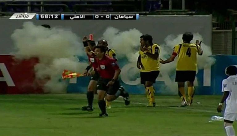 لقطات لشغب من جماهير سباهان خلال إحدى مبارياته مع الأهلي السعودي
