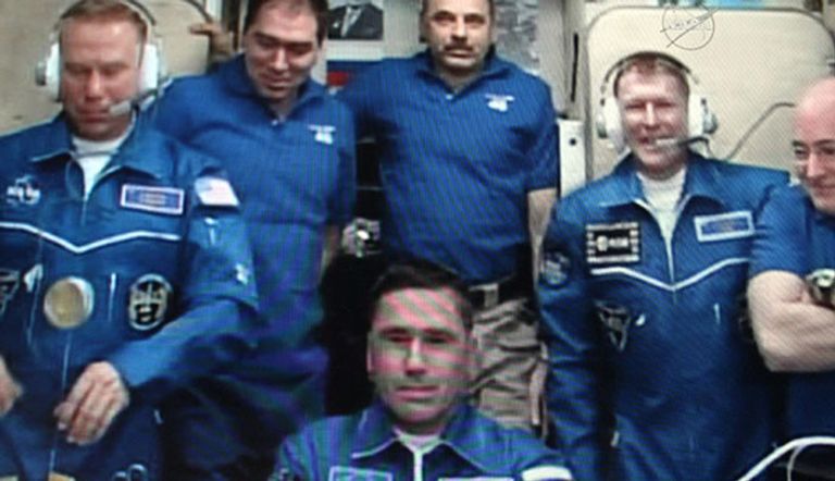 تيم بيك وفريق العمل من داخل محطة الفضاء الدولية