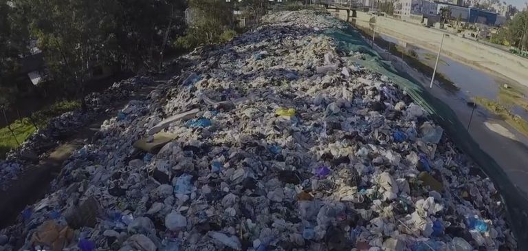 لقطات من فيديو التقطته طائرة استطلاع يظهر كميات كبيرة من النفايات على ضفاف نهر بيروت