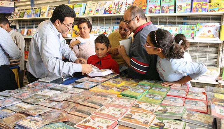 شرح ونصائح في أحد أجنحة معرض القاهرة للكتاب (تصوير: محمد حسام الدين)- وكالة الأنباء الأوروبية