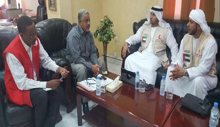 وفد الهلال الأحمر الإماراتي مع المسؤولين السودانيين