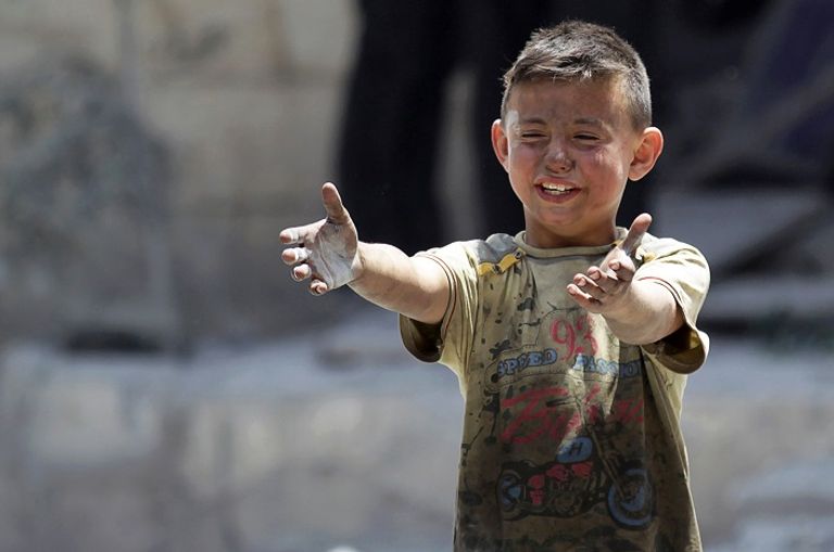 صورة أرشيفية لطفل سوري عقب قصف جوي (رويترز)