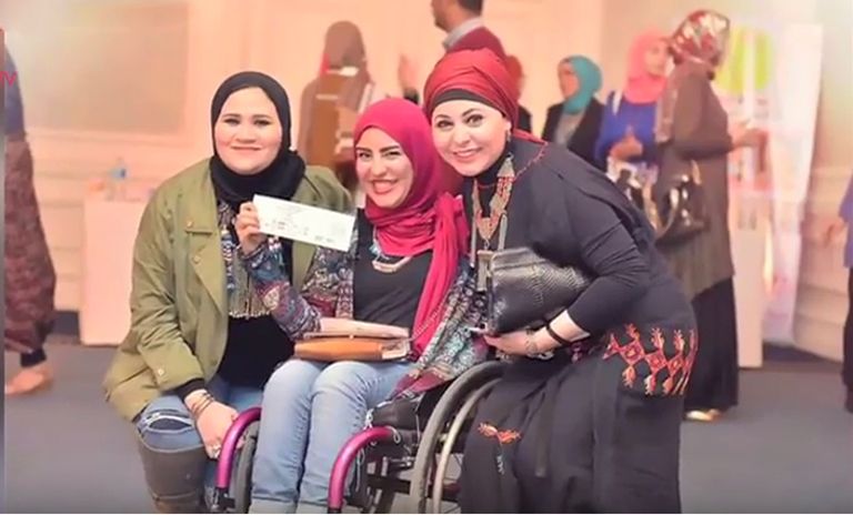 الفتاة المصرية رانيا رشدي لم تستسلم لإعاقتها الحركية وأصبحت أول عارضة ماكياج