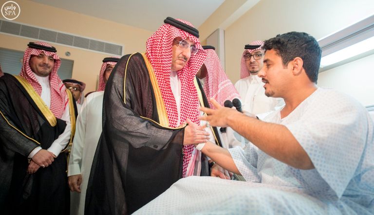 ولي العهد السعودي خلال زيارة المصابين
