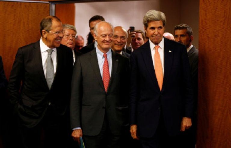 وزيرا الخارجية الأمريكي والروسي وبينهم المبعوث الأممي إلى سوريا