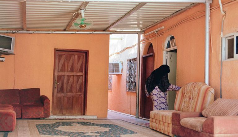 الإماراتية راوية السرور تعيش وحيدة في بيتها الشعبي بمنطقة المقام