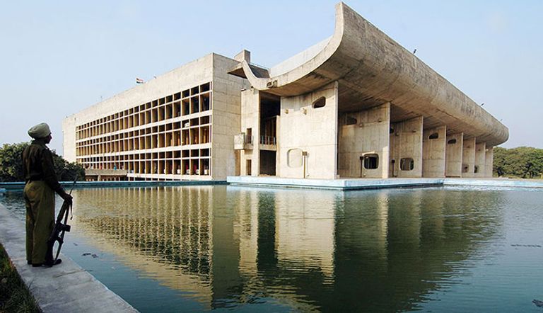 أحد المباني التي صممها لو كوربوزييه ضمن مخططه المعماري لمدينة شانديغار الهندية.