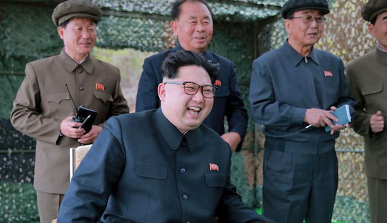 يم جون أون زعيم كوريا الشمالية يحضر إطلاق صاروخ من غواصة.