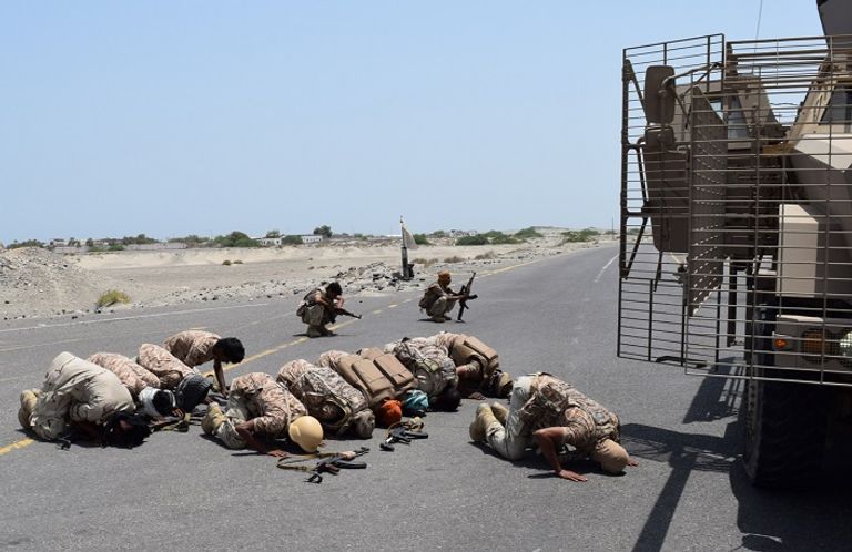 جنود يؤدون الصلاة أثناء مشاركتهم في إحدى عمليات التحرير