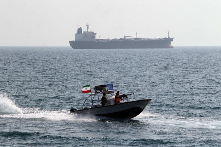 زورق تابع  للحرس الثورى الإيراني يعترض إحدى السفن