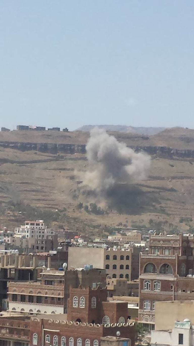 قوات التحالف العربي تقصف معسكر للحوثيين في صنعاء