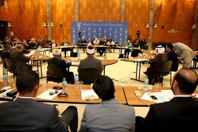 الجلسة الأولى للحوار بين حكماء الشرق والغرب المشير سوار الذهب خلال كلمته