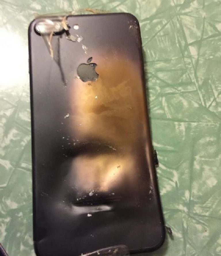 الهاتف يظهر انبعاجا وضررا من الشحن لعنة الرقم 7 تطارد هاتف أيفون