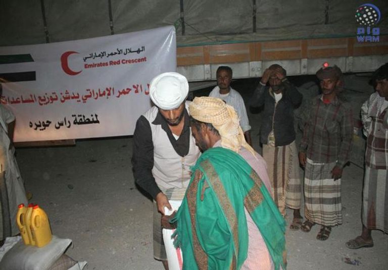 مساعدات غذائية إماراتية لأهالي رأس حويرة بحضرموت اليمنية