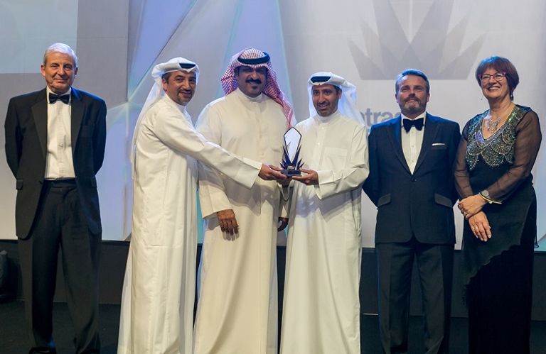 منح جائزة ريادة القطاع ضمن جوائز سيتريد للقطاع البحري 2015 للشيخ دعيج بن سلمان بن دعيج آل خليفة، رئيس مجلس إدارة الشركة العربية لبناء وإصلاح السفن العام الماضي الفائزون بجوائز ستريد للنقل البحري خلال العام الماضي