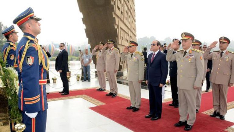 الرئيس السيسي يتوسط وزير الدفاع صدقي صبحي ورئيس الأركان محمود حجازي