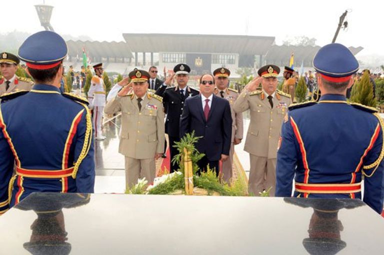 الرئيس السيسي يتوسط وزير الدفاع صدقي صبحي ورئيس الأركان محمود حجازي