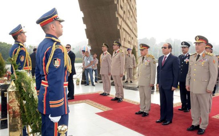 الرئيس السيسي يتوسط وزير الدفاع صدقي صبحي ورئيس الأركان محمود حجازي