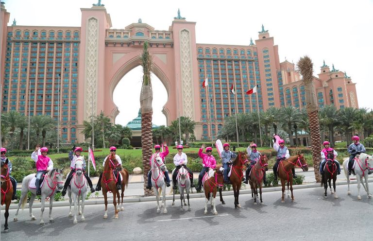 القافلة الوردية استخدمت الخيول في مواجهة سرطان الثدي