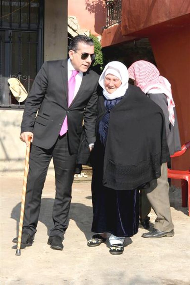 ميمونة وسط الأسرة