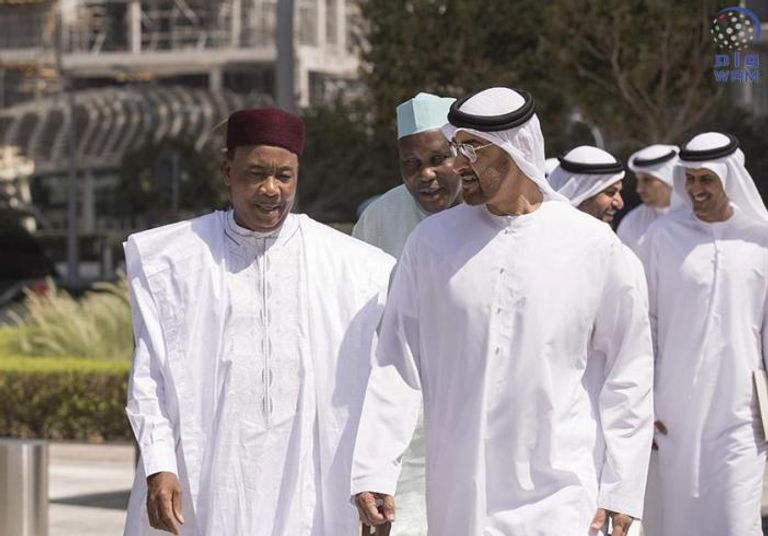 الشيخ محمد بن زايد مستقبلاً الرئيس النيجري