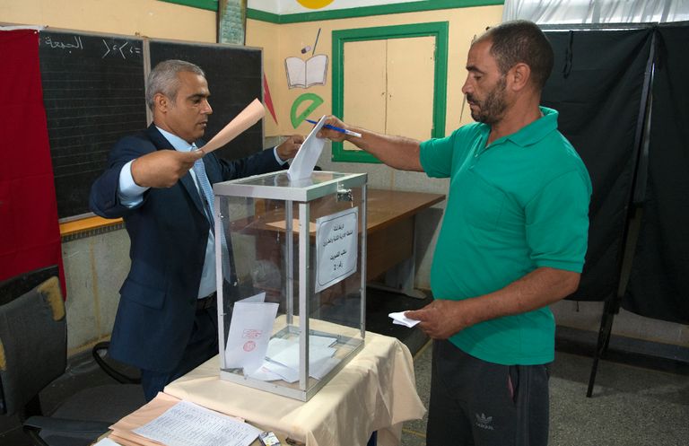 مواطن مغربي يدلي بصوته