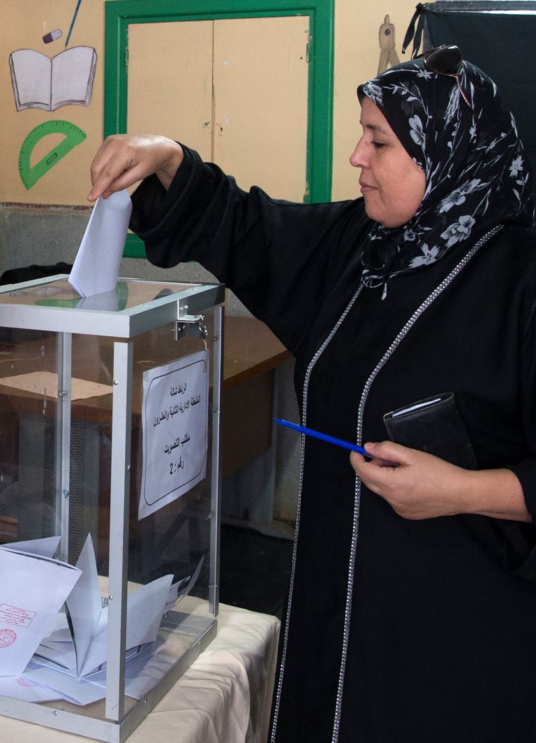 مواطن مغربي يدلي بصوته