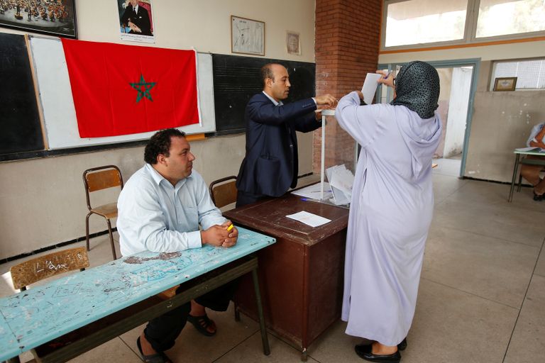 مواطنة مغربية تدلي بصوتها في الانتخابات البرلمانية