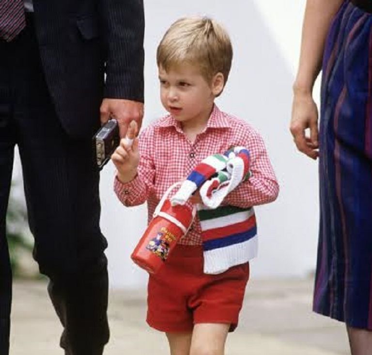 الأمير ويليام في أول يوم بالحضانة في 1985 ارتداء السراويل القصيرة عرف امتد لأجيال