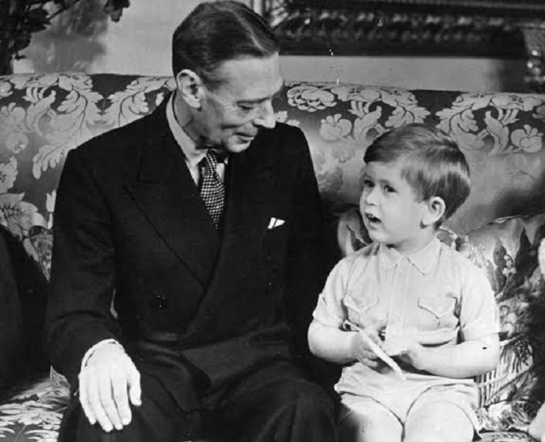 الملك جورج السادس مع الأمير تشارلز في عيد ميلاده الثالث ارتداء السراويل القصيرة عرف امتد لأجيال