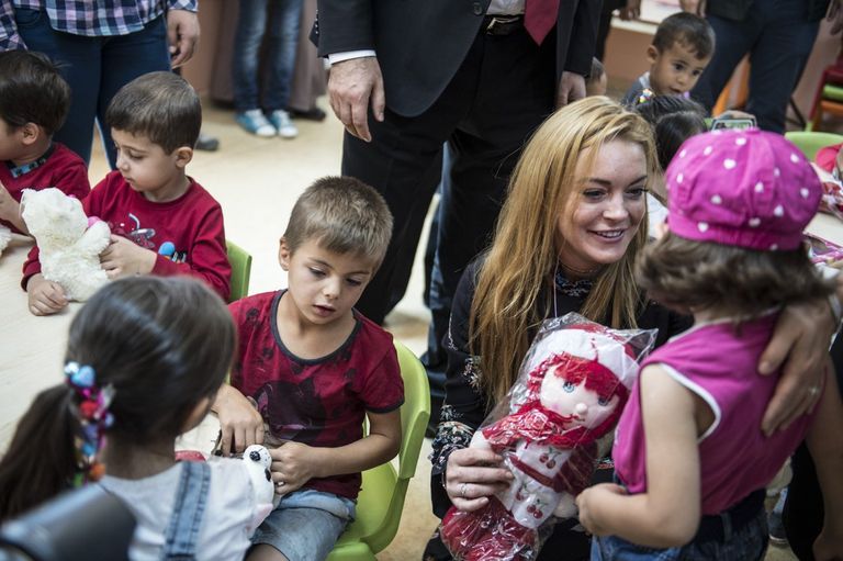 ليندساي لوهان بالحجاب (على اليسار)