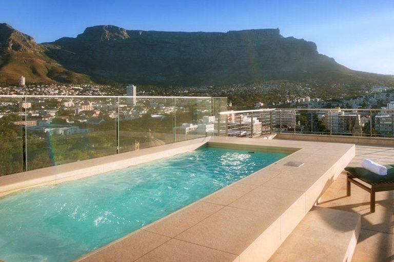 هل تحلم بالسباحة مع إطلالة مرتفعة رائعة؟