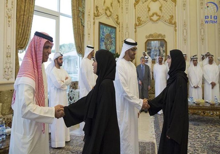 محمد بن زايد يستقبل خريجي أكاديمية الإمارات الدبلوماسية محمد بن زايد يستقبل خريجي أكاديمية الإمارات الدبلوماسية