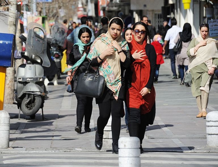 الصنادل الرخيصة وسيارات مازيراتي تفضح