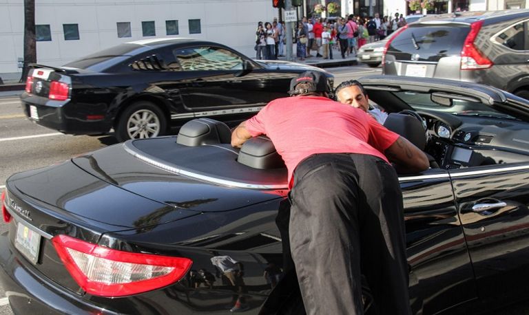 الصنادل الرخيصة وسيارات مازيراتي تفضح