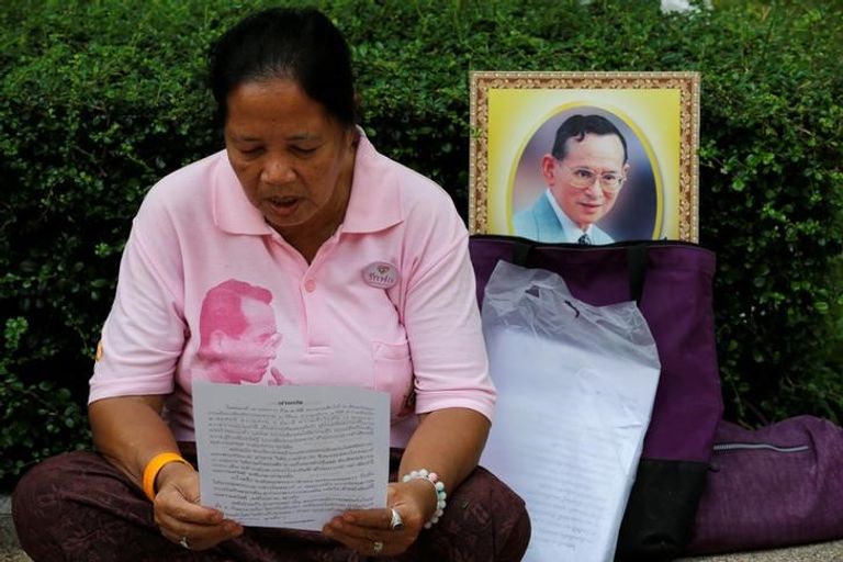 التايلانديون ارتدوا اللون الوردي أملًا في شفاء الملك