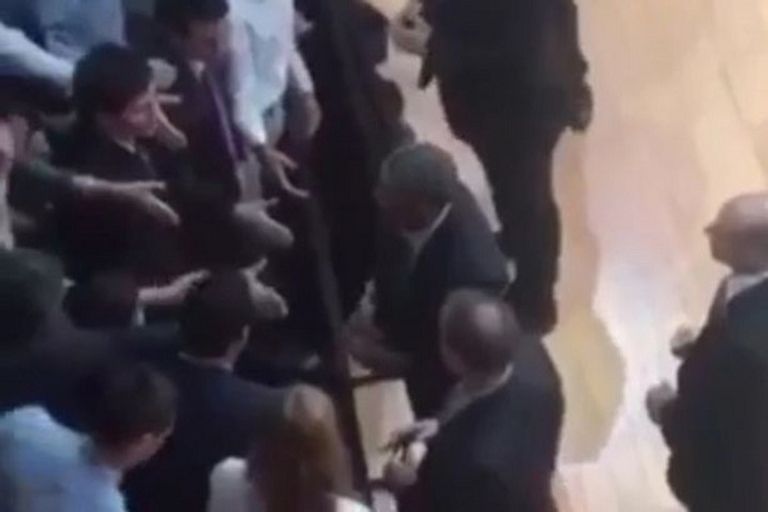 أوباما يخلع هاتف زواجه