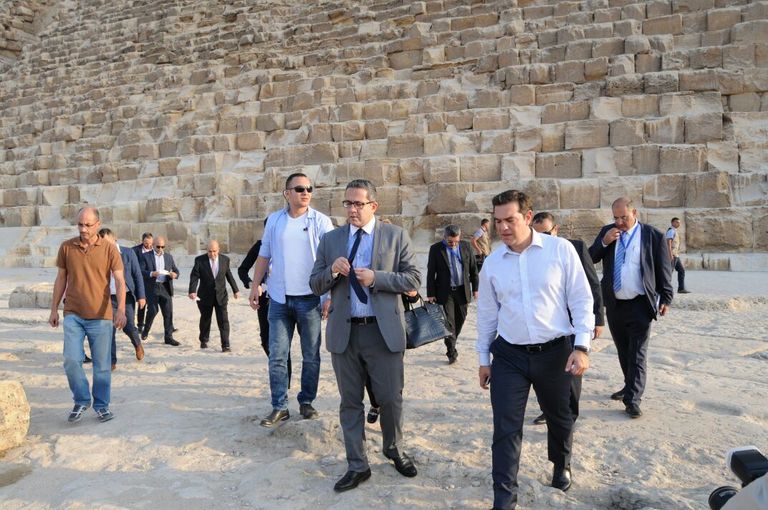 بالصور : رئيس وزراء اليونان يتنزه بالأهرامات&lrm; - صورة 1