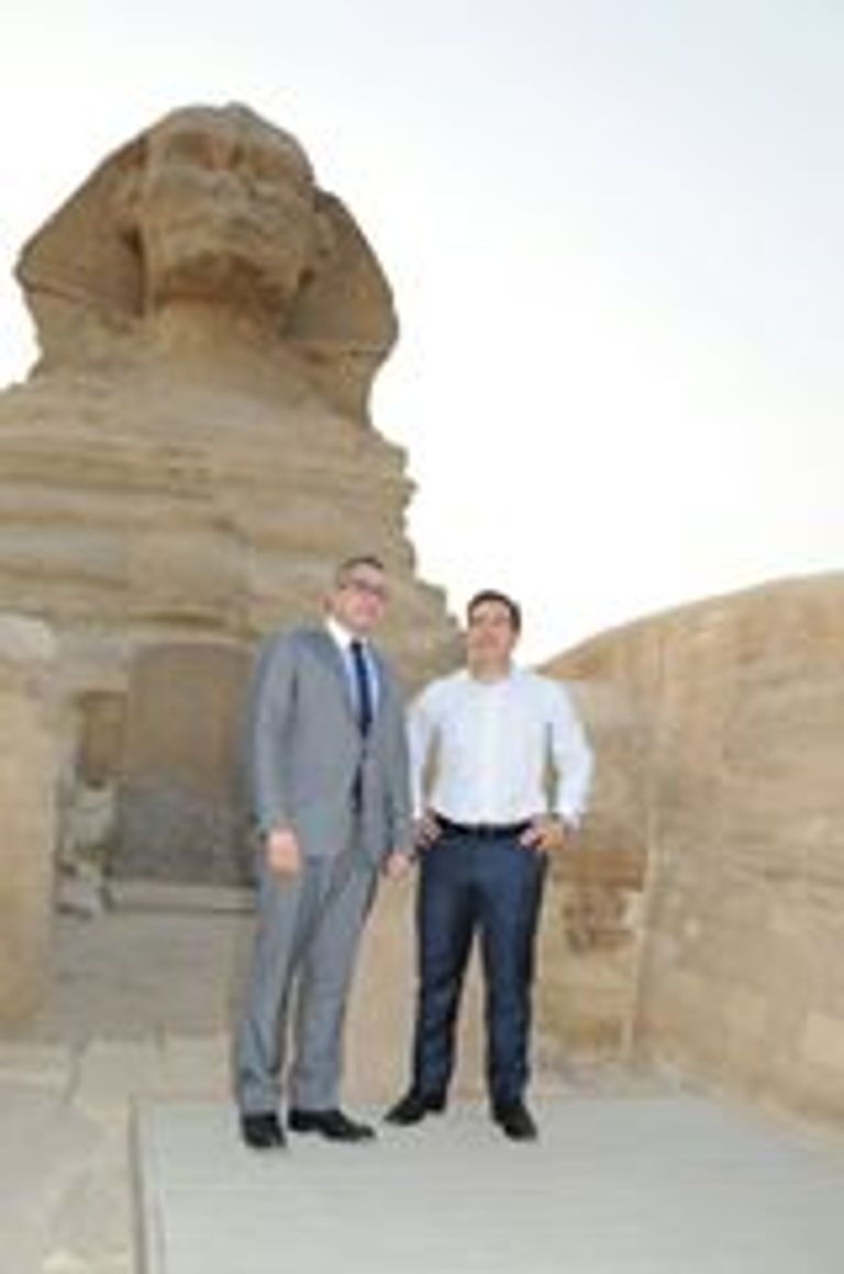 بالصور : رئيس وزراء اليونان يتنزه بالأهرامات&lrm; - صورة 4