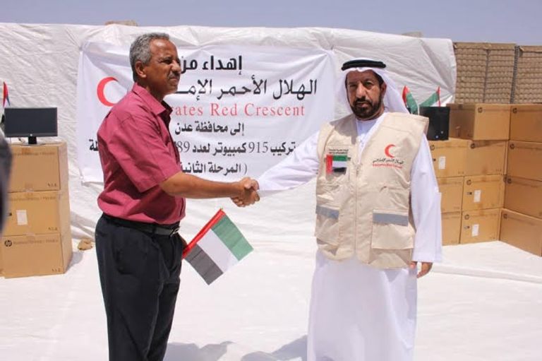 جانب من تسليم أجهزة الكمبيوتر الإماراتية