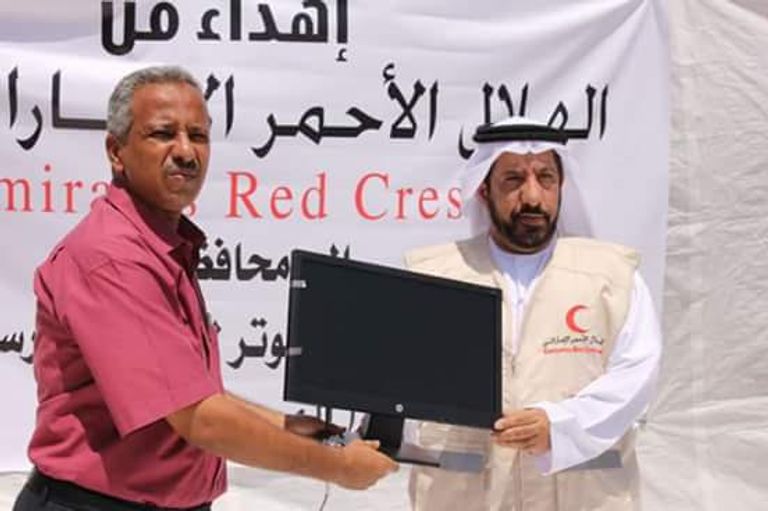 جانب من تسليم أجهزة الكمبيوتر الإماراتية