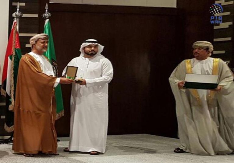 أثناء التكريم وتسلم الوسام المكرمون الثلاثة بعد تسلم الوسام